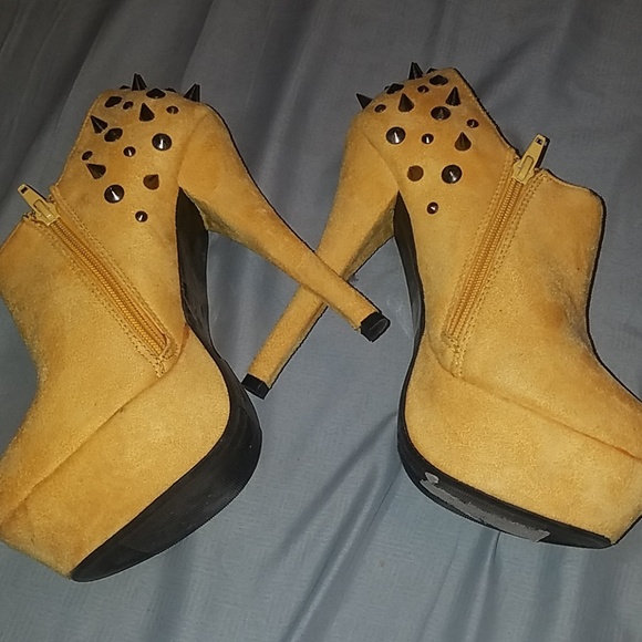 Golden yellow Spike booties - Picture 4 of 5